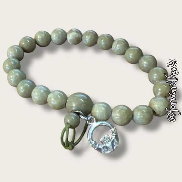 Bundle Sale 3 for $15 | Green Bead Irish Claddagh Stretch Bracelet - Picture 1 of 9